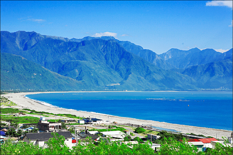 配合觀光署優惠，11月底前到花蓮旅遊，每人每月住宿最高折抵1千元。圖為花蓮新城鄉月牙灣。（花蓮縣府提供）