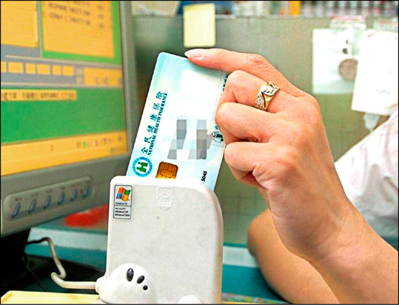 學者提醒政府正視健保財務問題，該調費率就調、該改革保費制度就改革，政府也要加大健康投資。（資料照）