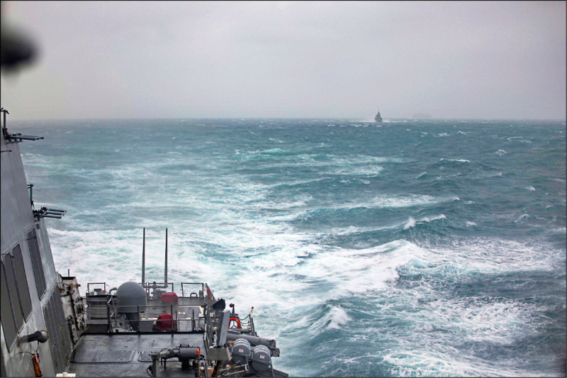 美國海軍伯克級飛彈驅逐艦「希金斯號」與加拿大海軍哈利法克斯級巡防艦「溫哥華號」，廿日聯袂穿越台灣海峽，以實際行動回應中國對台軍演。（圖：取自美軍第七艦隊X.com）