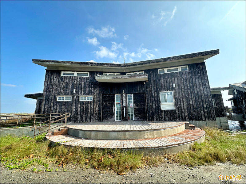 台西海口生活館荒廢2年左右，縣府規劃將此地拆除重建作產業園區管理中心。（記者李文德攝）