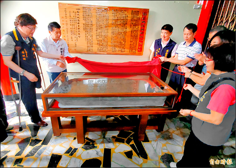 鳳邑城隍廟百年石碑回娘家，地方舉辦歡慶掛匾揭碑。（記者陳文嬋攝）