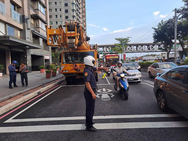 新北市淡水區紅樹林捷運站對向外側車道，8月23日因大型吊車拋錨，導致進入淡水方向道路壅塞將近4小時。（交通局提供）