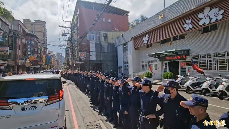 清水派出所同仁齊聲喊「一路好走」，為殉職所長劉宗鑫送行。（記者徐聖倫攝）