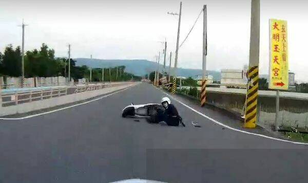 女警在圍捕時摔車。（警方提供）