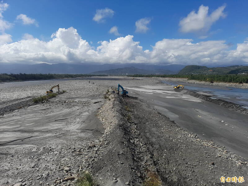 台東市卑南溪原本有大片水覆蓋抑制風沙，被山陀兒颱風毀棄，縣府目前正進行全面復原工作。（記者黃明堂攝）