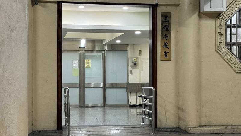 新北市殯儀館遺體冷藏室今天傍晚傳出載運大體貨梯墜落意外，造成3名員工受傷，1人左腳骨折傷勢較重，目前由勞檢單位派員調查事發原因及有無違失。（記者吳仁捷翻攝）