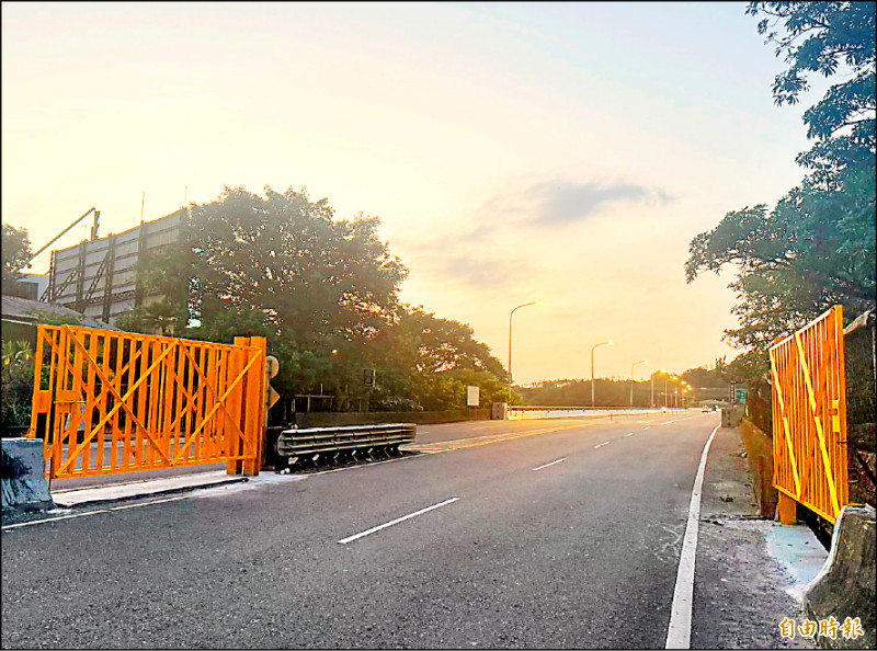 中潭公路草屯段的雙冬橋，溪水暴漲才關鐵柵門。（記者陳鳳麗攝）