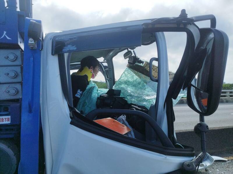 西濱快速公路今天上班時間發生2貨車追撞意外，後車駕駛游男一度受困。（新竹縣政府消防局提供）