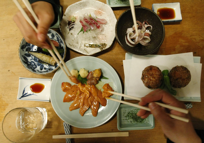 日本男女對於約會用餐「做什麼最有禮貌」、「怎麼做最好」的問題上，都將「儘量避免使用手機」列為第一。日本餐點示意圖。（路透）