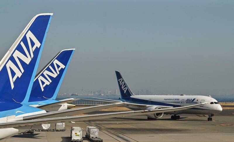 全日空航空1架從大阪起飛客機，右側駕駛艙出現裂痕緊急折返降落大阪國際機場。示意圖。（法新社資料照）