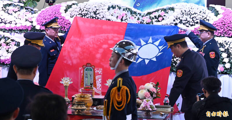 因公殉職的新北市警察局故組長劉宗鑫22日舉行公祭，由新北市長侯友宜頒發褒揚令、內政部長劉世芳頒發楷模獎章，並覆蓋國旗。 （記者劉信德攝）