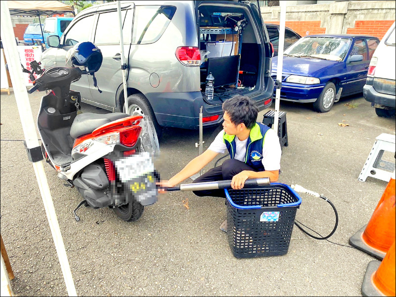 台南推動「亮麗晴空」再升級，針對機車排氣進行檢驗。（南市環保局提供）