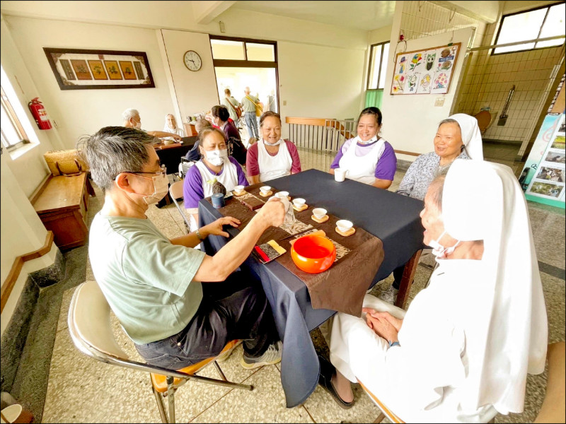 霸氣回甘行動團，兩年來以茶席及民歌活動進行完成上百場社區及偏鄉服務。（台中市樂齡學習示範中心提供）