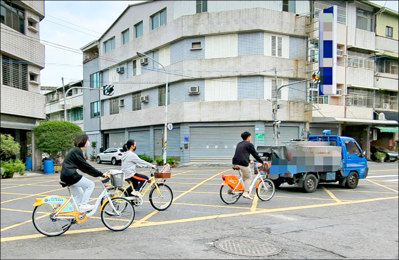 屏女師生騎單車跟著加水車了解送水過程。（屏女提供）