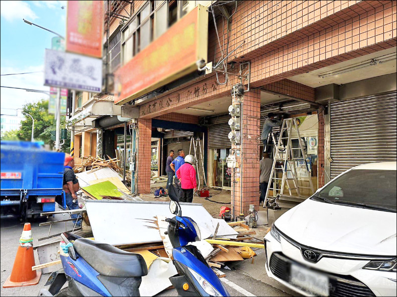 經新竹縣政府道德和法令勸說，光明九路的兩間建物屋主、業者自拆騎樓內的違建，還路給學童。（擷取自竹縣府官網）