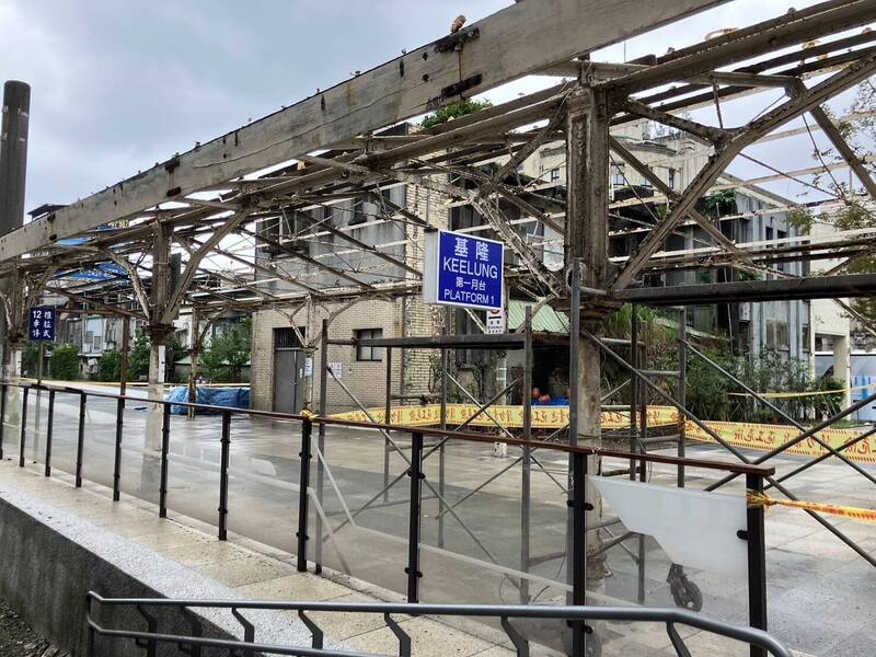 舊基隆車站雕花雨棚。（台鐵公司提供）