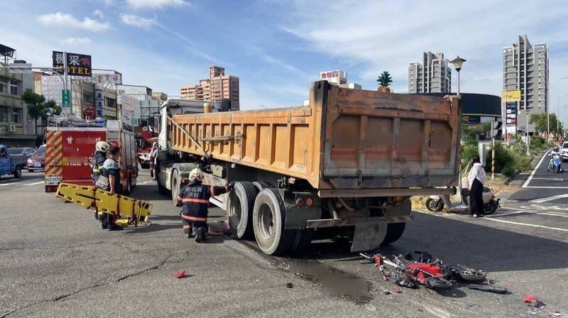 砂石車輾死婦人，消防人員救護。（民眾提供）