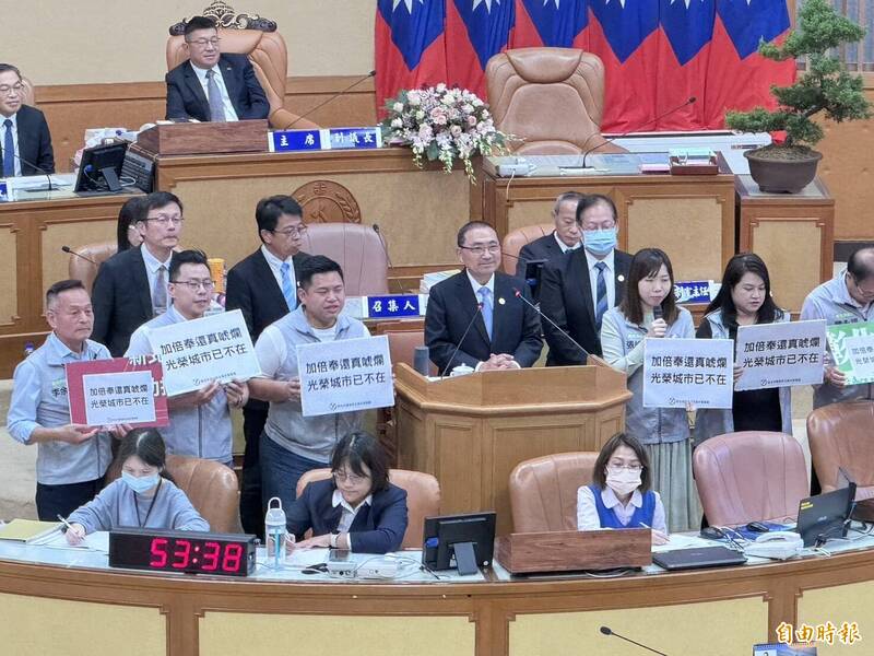 民進黨議員對新北市長侯友宜高喊「加倍奉還真虎爛、光榮城市已不在」。（記者羅國嘉攝）