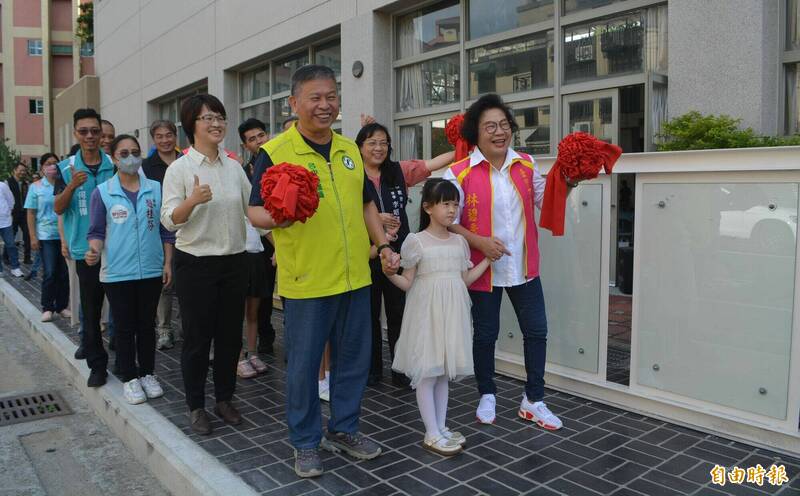 大里區大元國小今天舉行通學步道啟用典禮，市議員林碧秀（右）、李天生（左）等人，開心走在嶄新的步道上。（記者陳建志攝）