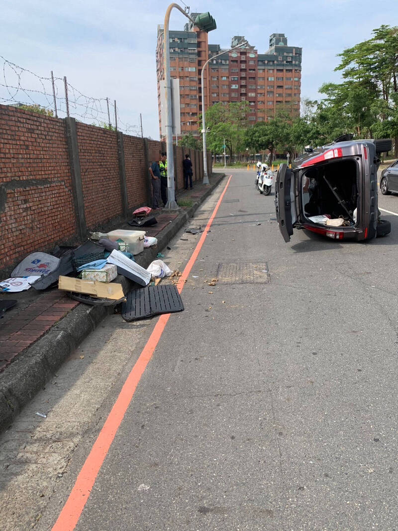 高雄陳姓男子疑精神不濟自撞人行道邊坡翻車，受傷就醫酒測值0。（圖由民眾提供）