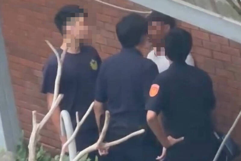 3年輕警員將擅闖派出所的退休學長包圍狂罵。（蘭嶼鄉民提供）