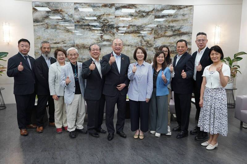 日本大阪府日華友好交流協會會長鈴木和夫一行拜會屏東縣長周春米。（屏東縣政府提供）