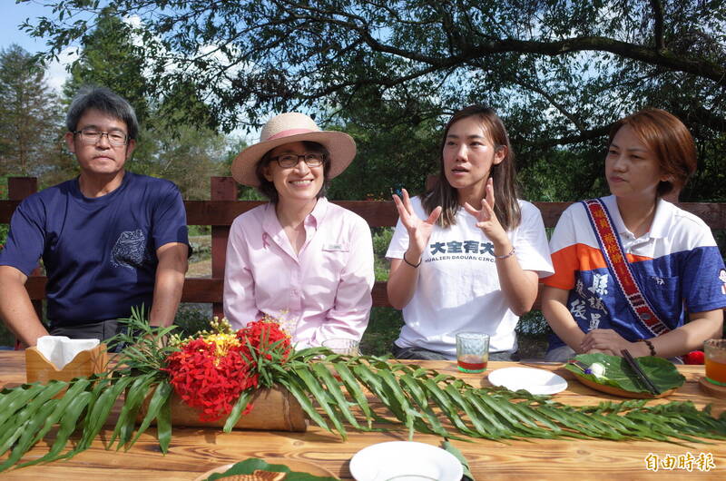 副總統蕭美琴回花蓮，在光復鄉馬太鞍溼地的芙登溪邊喝下午茶，接受獲得農業部「金牌農村」的光復鄉大全社區款待，社區青年朱湘蓉（右二）娓娓訴說馬太鞍的美景與美食，如何透過創意吸引大家的目光。（記者花孟璟攝）