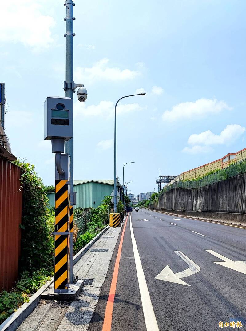 永康區「高速一街二段與永二街245巷26弄路口」的照相固定桿，今年1至9月超速、闖紅燈的取締件數排名，各高居全市第3。（記者吳俊鋒攝）