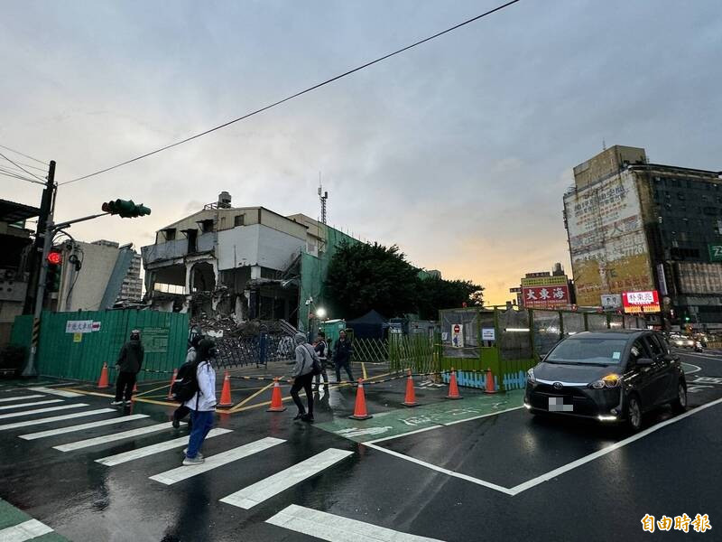 中壢火車站舊建築本週啟動拆除，預計11月底完成。（記者李容萍攝）