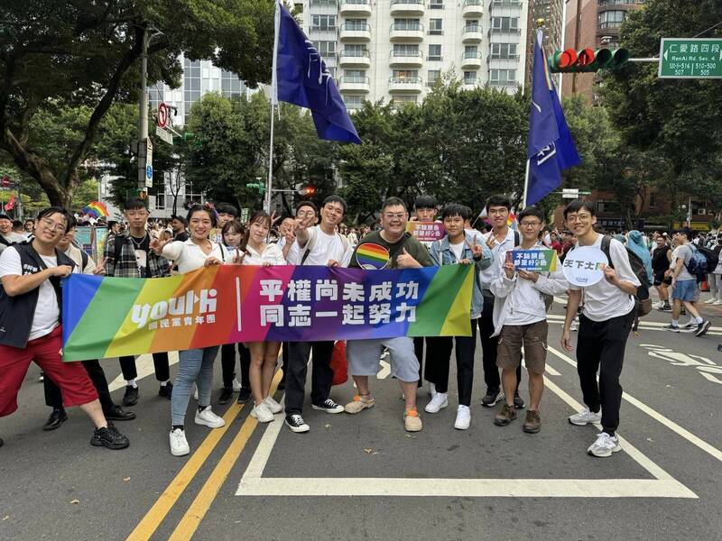 四叉貓今日再度發文批評民眾黨，表示國民黨至少有來參加、走到終點，但他在遊行終點從沒看過民眾黨。（圖擷取自四叉貓臉書）