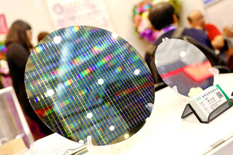 
A silicon wafer is displayed during the SEMICON Taiwan at Nangang Exhibition Center in Taipei on Sept. 4.
Photo: RITCHIE B. TONGO, EPA-EFE