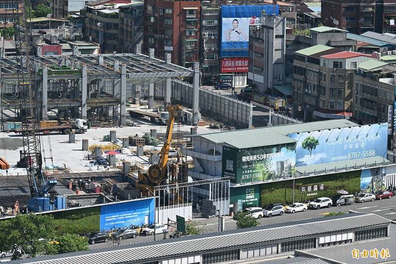 京華城土城被扣押，地主鼎越開發公司抗告成功，高等法院今天撤銷原裁定，發回台北地院更裁。（資料照）