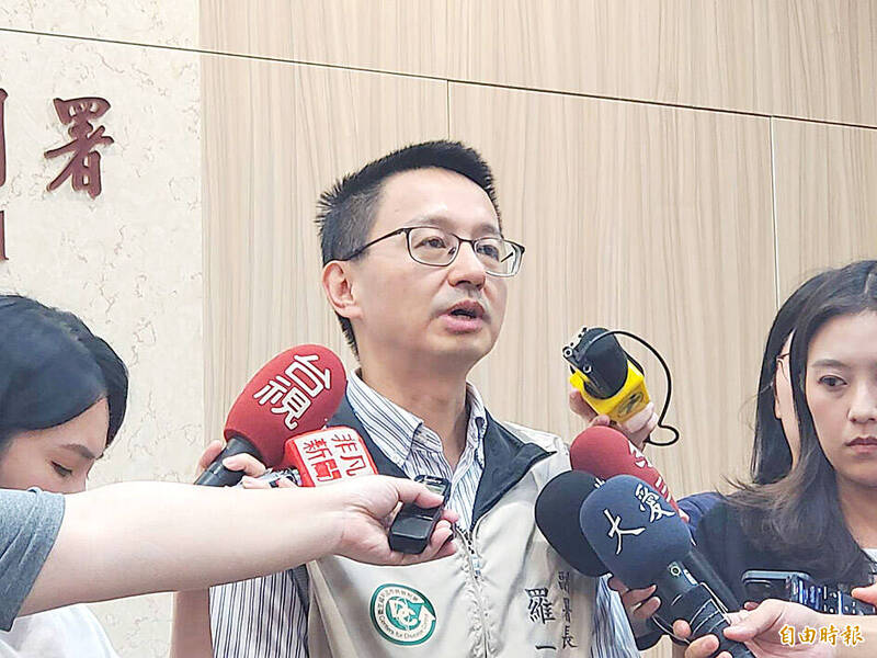 
Centers for Disease Control （CDC） Deputy Director-General Philip Lo speaks to reporters at the CDC in Taipei yesterday.
Photo: Lin Hui-chin, Taipei Times