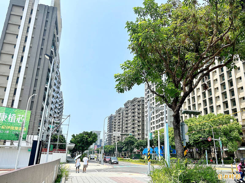 
Residential buildings are pictured in New Taipei City’s Tamsui District yesterday.
Photo: Hsu Yi-ping, Taipei Times