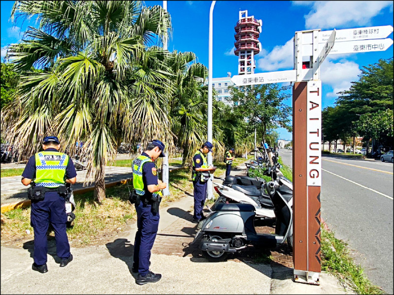 警方強力取締違停，一旁停車場處處空位。（警方提供）