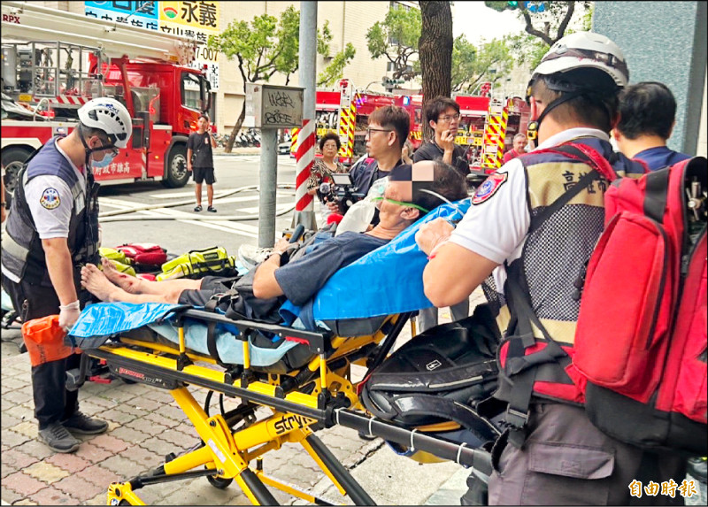 高雄市一間平價旅館10樓房間昨日上午發生火警，造成1死3傷。（記者黃良傑攝）