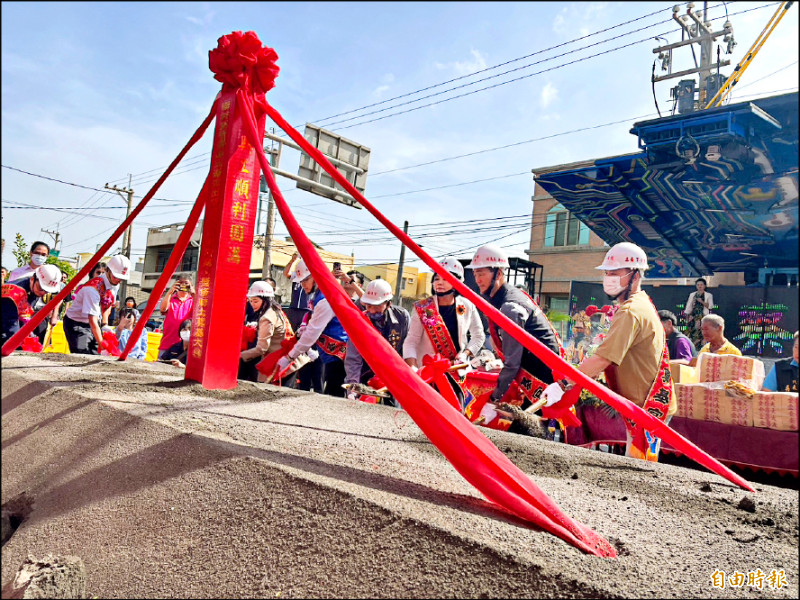 四湖海清宮出資近3000萬元，興建三崙派出所新廳舍及縣府自籌500萬元辦理舊廳舍整修工程動土。（記者黃淑莉攝）