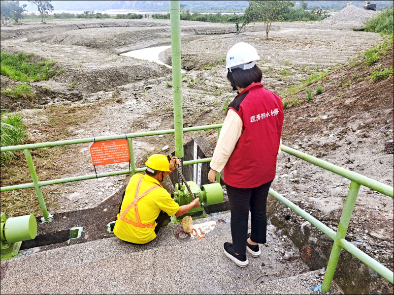 經濟部水利署第九河川分署加強巡邏檢查防汛設備。（九河分署提供）