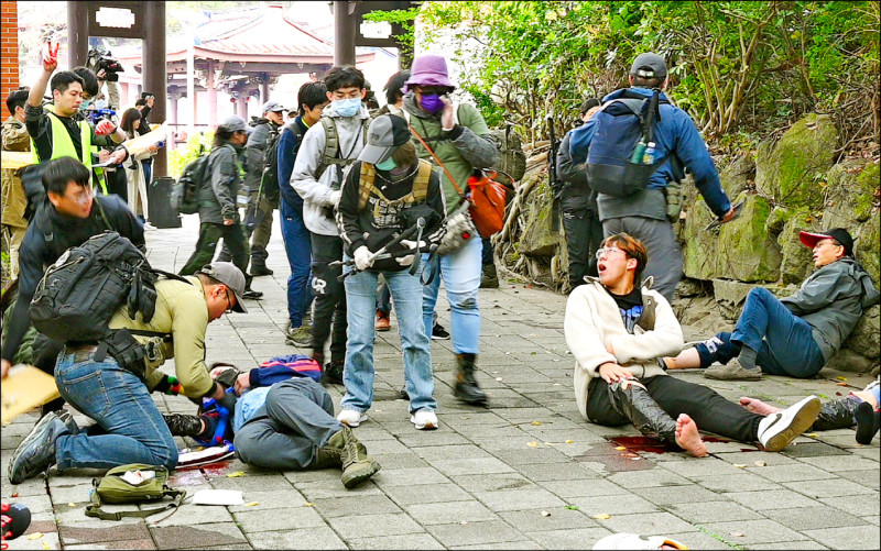 民進黨立委沈伯洋指出，國民黨團提出「民防法修正草案」，弱化撐住國防的民防，就是解除武裝的前奏。 圖為黑熊學院進行戶外大型演訓。（資料照）