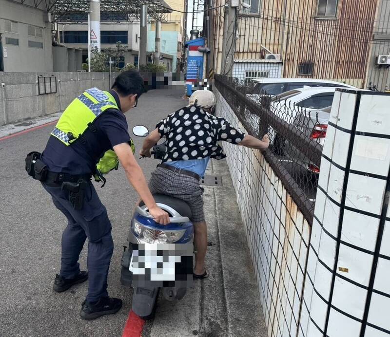 老人翁人車被風吹得東倒西歪，員警見狀趕緊協助扶助車身。（圖由民眾提供）