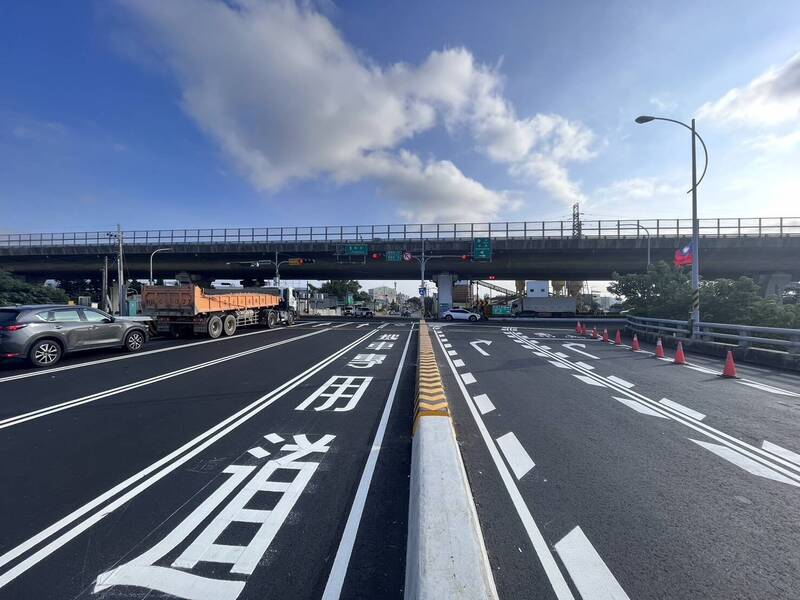 台中后豐大橋南端為三豐路與國豐路口，路口動線複雜且車流量大，警方提醒民眾行車注意。（民眾提供）