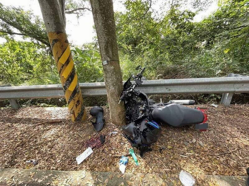 20歲現役軍人騎重機撞139線路樹送醫不治，機車粉碎。（資料照）