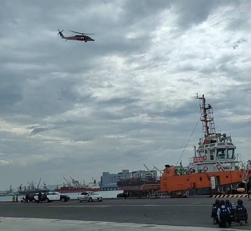 空勤總隊支援直升機演練。（圖由高雄港務警察總隊提供）