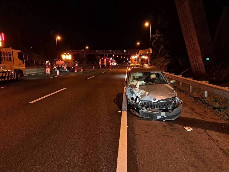 陳男酒駕逆向上國道三號高速公路，車禍車頭毀損。 （民眾提供）