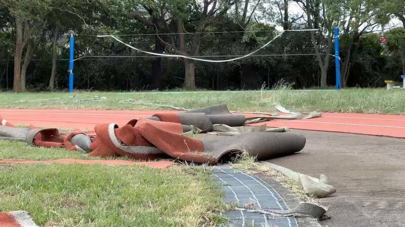 苗栗縣立大同高中操場跑道的2處彎道PU鋪面，昨被強風撕裂，校方原定今天辦理的校慶800公尺預賽也喊停。 （圖由民眾提供）