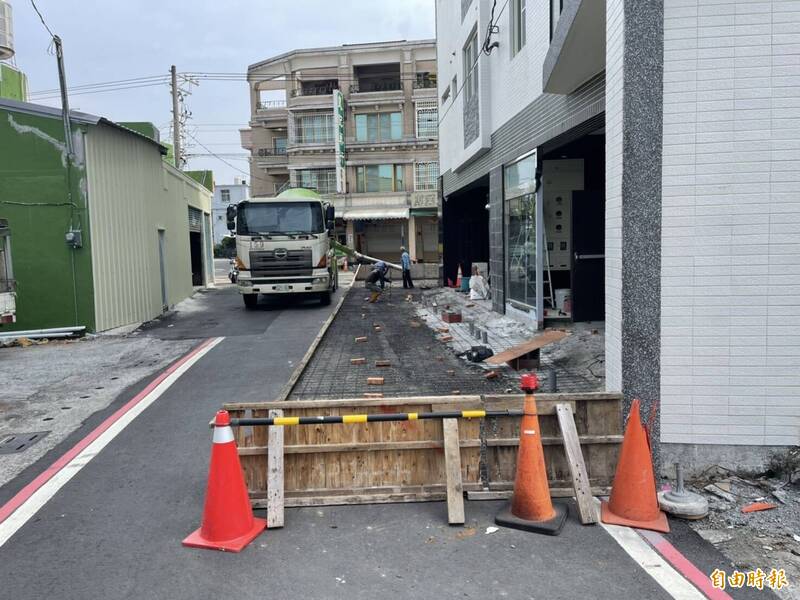 社中村社中路被地主部分封路只剩下不到3米寬。（記者葉永騫攝）