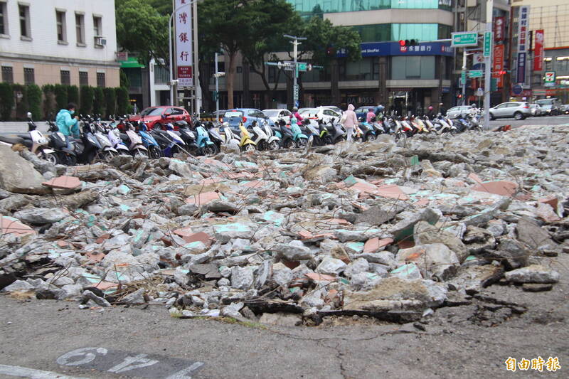 新竹縣竹北市公所正在刨除縣華停車場的鋪面，準備在12月中前完成改善。（記者黃美珠攝）