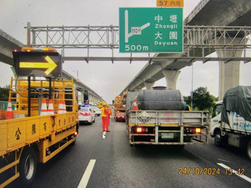 一小客車今午行經國道1號南向56公里處，不明原因擦撞大貨車。（記者黃政嘉翻攝）