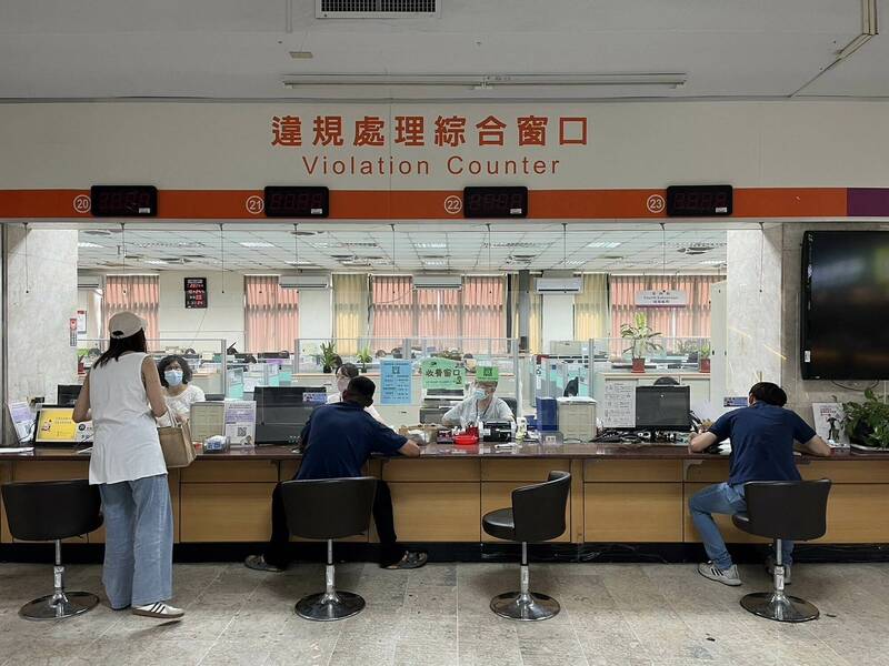 彰化监理站呼吁民众收到诈骗简讯或电子邮件,千万不要点选,避免个人资讯或钱财遭骗取。(监理站提供) 彰化监理站呼吁民众收到诈骗简讯或电子邮件,千万不要点选,避免个人资讯或钱财遭骗取。(监理站提供)
