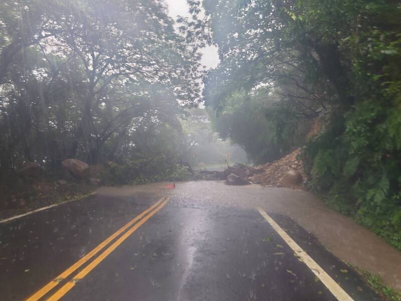 陽金公路土石滑落、雙向交通中斷。（記者王冠仁翻攝）